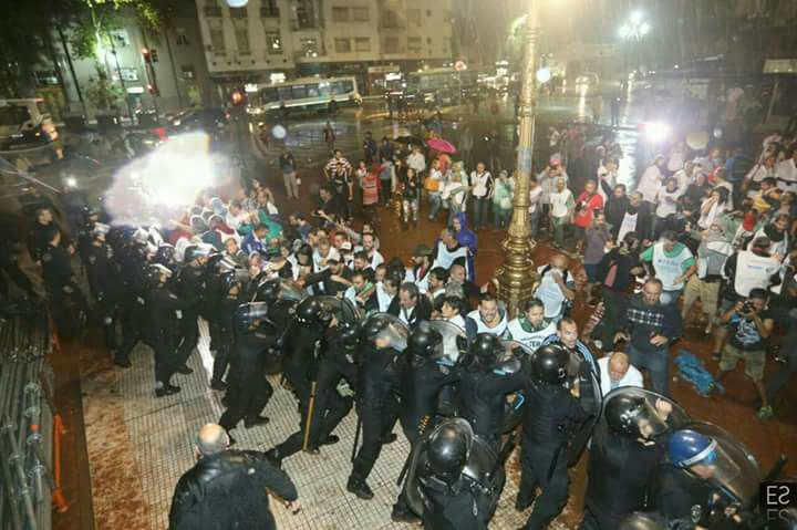 arilijalad's tweet photo. Y más represión. https://t.co/pxIVTmMnBg