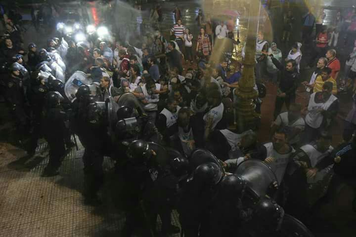 arilijalad's tweet photo. Y más represión. https://t.co/pxIVTmMnBg