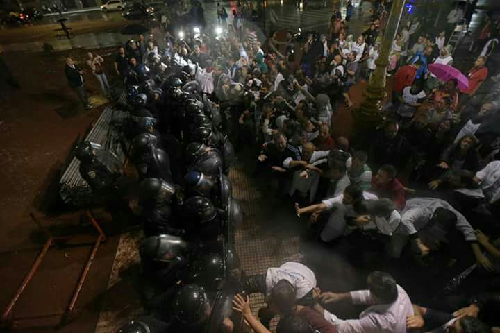arilijalad's tweet photo. Y más represión. https://t.co/pxIVTmMnBg