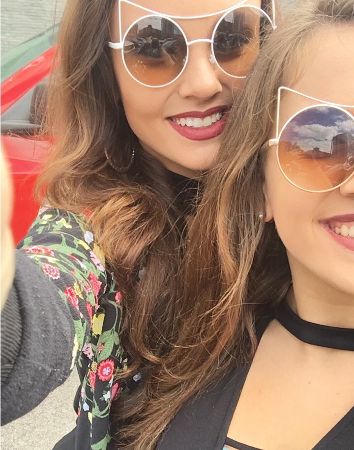 chanchamp23's tweet photo. hey soul sister 🌻���🥀
#SelfieSunday 
@zoeblythe23 https://t.co/RqjJfTphmf