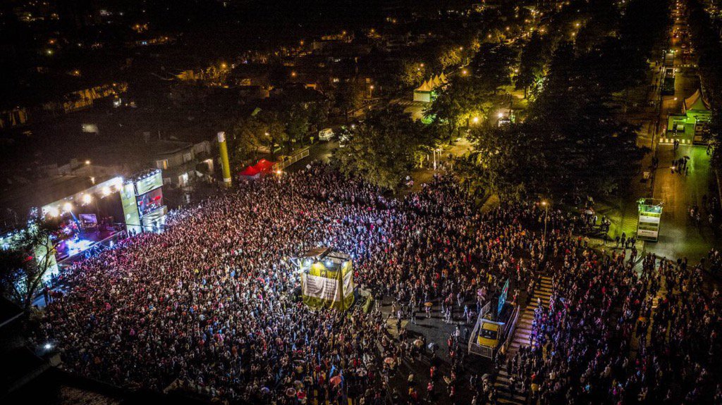 envivo_com's tweet photo. [NO LOS PARA NADIE] @Marama_Oficial brindó un show totalmente gratuito en Junín bajo la lluvia Y la rompieron igual ante muchísima gente🎶👏 https://t.co/lsdjLpEgV0