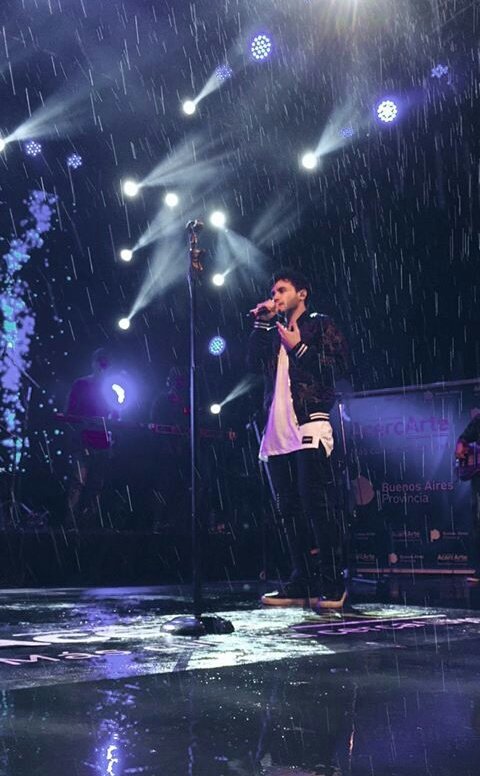 envivo_com's tweet photo. [NO LOS PARA NADIE] @Marama_Oficial brindó un show totalmente gratuito en Junín bajo la lluvia Y la rompieron igual ante muchísima gente🎶👏 https://t.co/lsdjLpEgV0