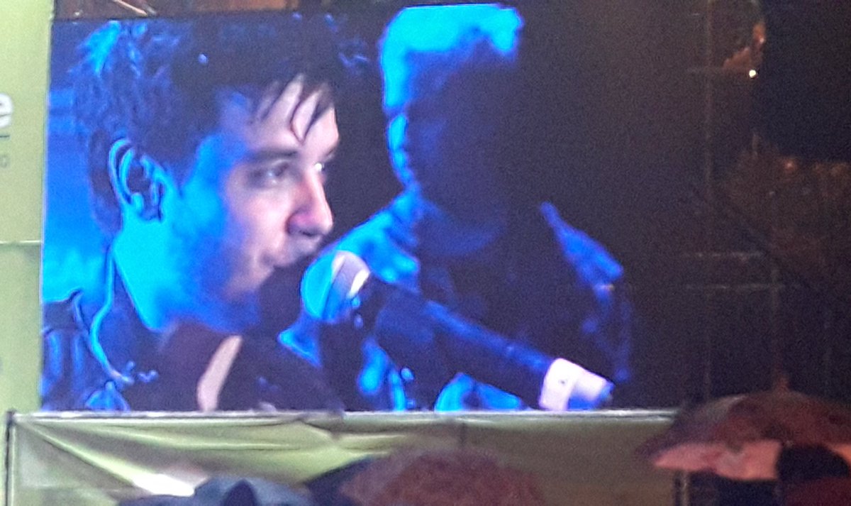 envivo_com's tweet photo. [NO LOS PARA NADIE] @Marama_Oficial brindó un show totalmente gratuito en Junín bajo la lluvia Y la rompieron igual ante muchísima gente🎶👏 https://t.co/lsdjLpEgV0