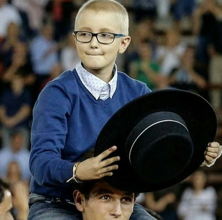 lauramrtnzcmch's tweet photo. Miles de niños mueren de cáncer, lo que me parece alucinante es que se le rinda homenaje a este solo por querer matar animales. #DEPadrian https://t.co/0sOZUb7bEA
