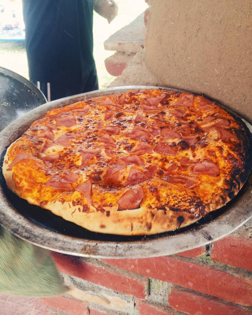 GerardoFLG's tweet photo. Este fue el primer intento. ¡¡¡Te salieron deliciosas @damisriv!!!!. 🍕🍕🍕🍕🍕 #FinFamiliar #pizzadehornodeleña https://t.co/1TCiif3qb0 https://t.co/SnuIwbzZY5