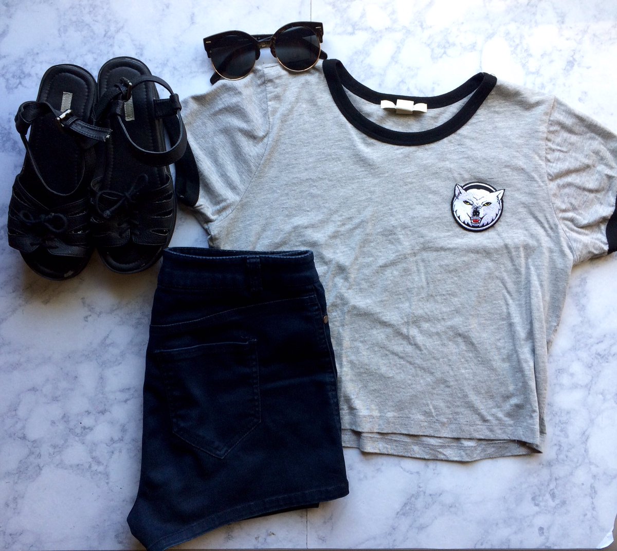 Happy_Creeps's tweet photo. Our #wolf patch looks good on your #ootd ❤️ #patch #patchGameStrong #flair #creepyCute #flatLay #summer #HappyCreeps #ootdFlatLay https://t.co/GwG0EPIxgz