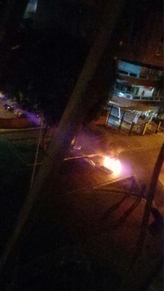 rctv's tweet photo. Ahora...protesta en Base Aragua. https://t.co/95e4Yl1l2H