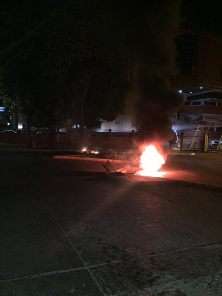 rctv's tweet photo. Ahora...protesta en Base Aragua. https://t.co/95e4Yl1l2H