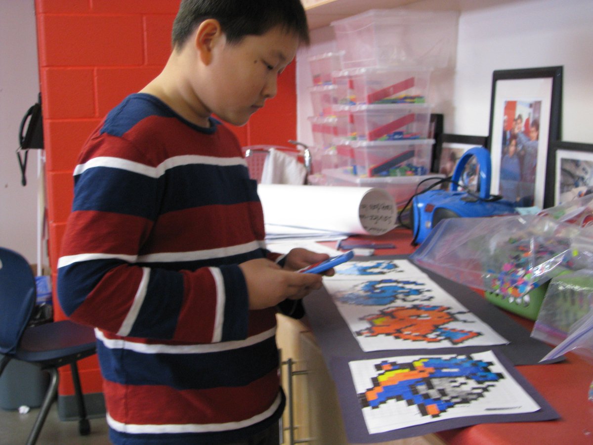 Mosaïques pendant des récréations à l'intérieur pour en calculer les pourcentages représentant chaque couleur. À venir: périmètre et aire.