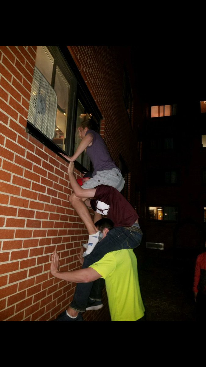 dustinV2015's tweet photo. Internet's away, the boys come out to play https://t.co/26aZZGUc6H