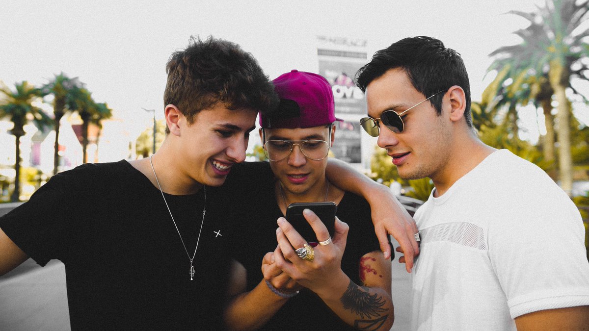 Soymarioruiz's tweet photo. Aquí leyéndolas @ElJuanpaZurita @SebasArango https://t.co/hrJJBzQM0Z