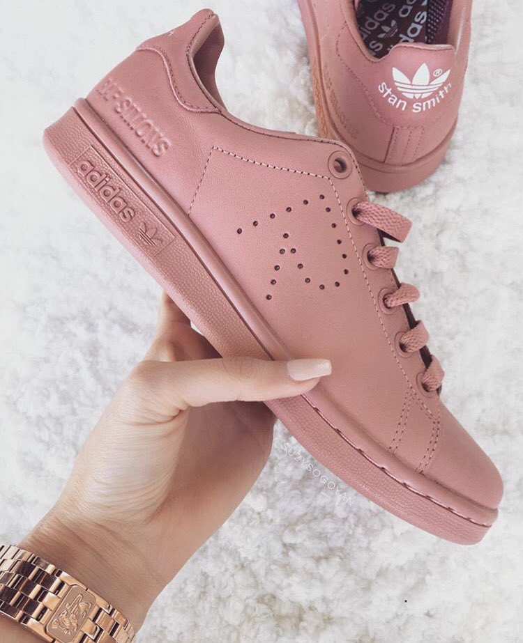 KicksPhil's tweet photo. RESTOCK: Fenty Bow Slides Pink, Fenty Puma Fur Silver &amp; Rad Simmons Pink Stan Smith 🌷🌸 https://t.co/2FF9qnAKEX