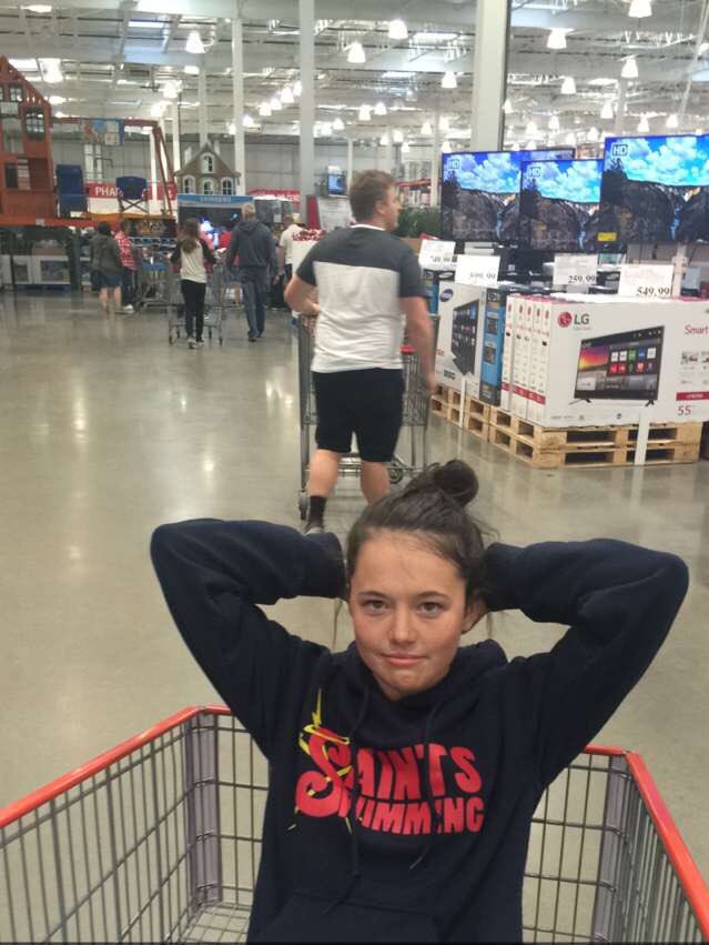 kneck4's tweet photo. shoutout to @carliesheenn she has been helping me make decisions for 2 years now. Current decision-do I eat jelly beans for dinner or nah? https://t.co/NRy0a7FCcD