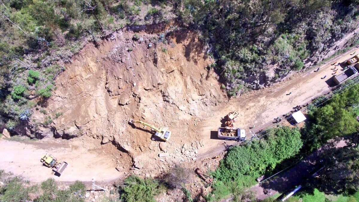 ClubDroneros's tweet photo. A través de #drone del CSC, se buscan fracturas de tierra u ojos de agua que puedan producir más deslizamientos en la Panamericana Norte. https://t.co/8PLVONncRt