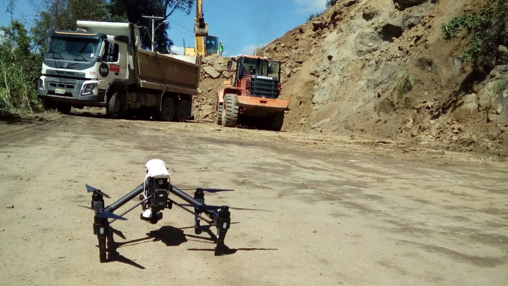 ClubDroneros's tweet photo. A través de #drone del CSC, se buscan fracturas de tierra u ojos de agua que puedan producir más deslizamientos en la Panamericana Norte. https://t.co/csD97X9212