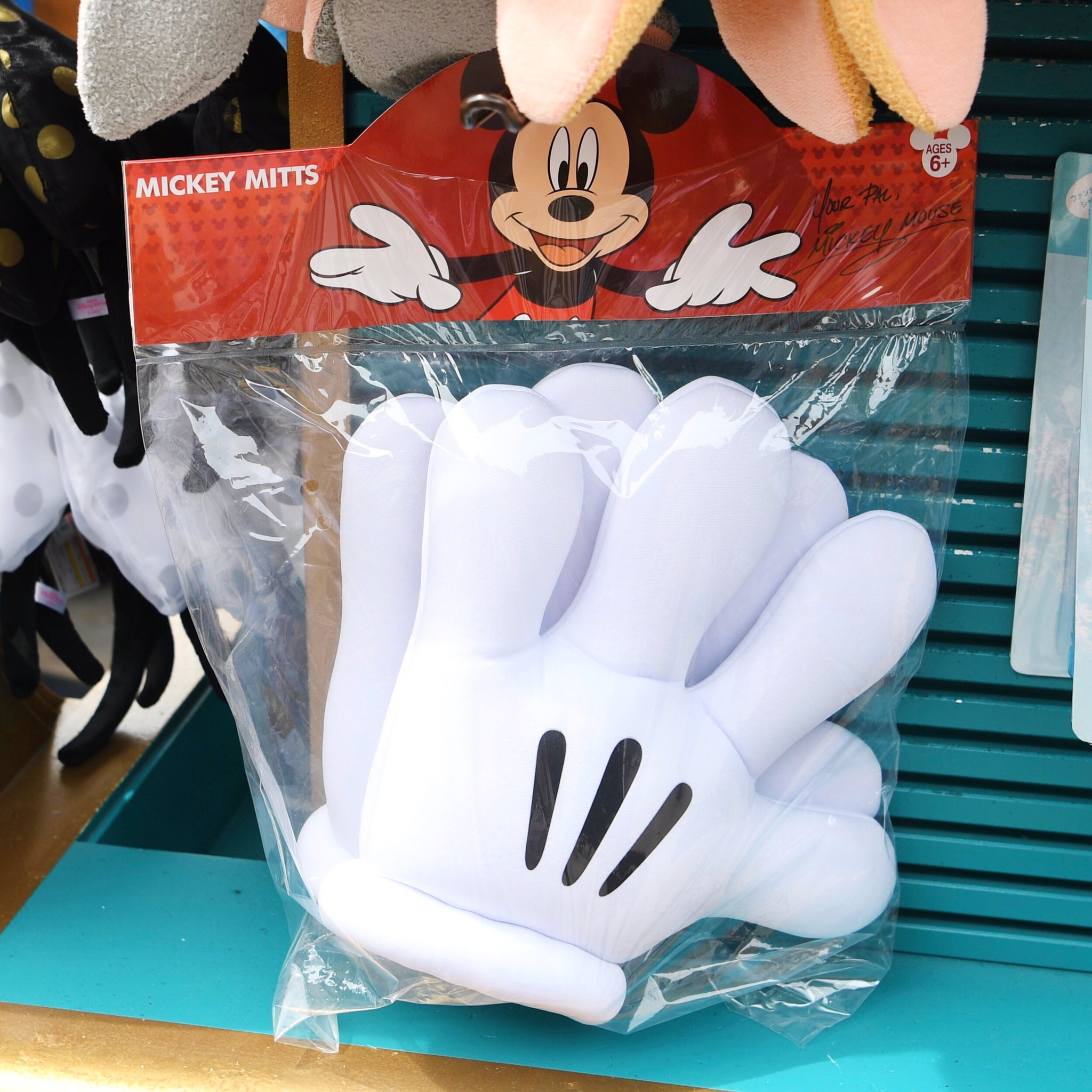 Mezzomikiのディズニーブログ Di Twitter かわいいミッキーグローブ発売中 価格1500円です T Co Ys76mknelu T Co Xiq5s9x4pf Twitter