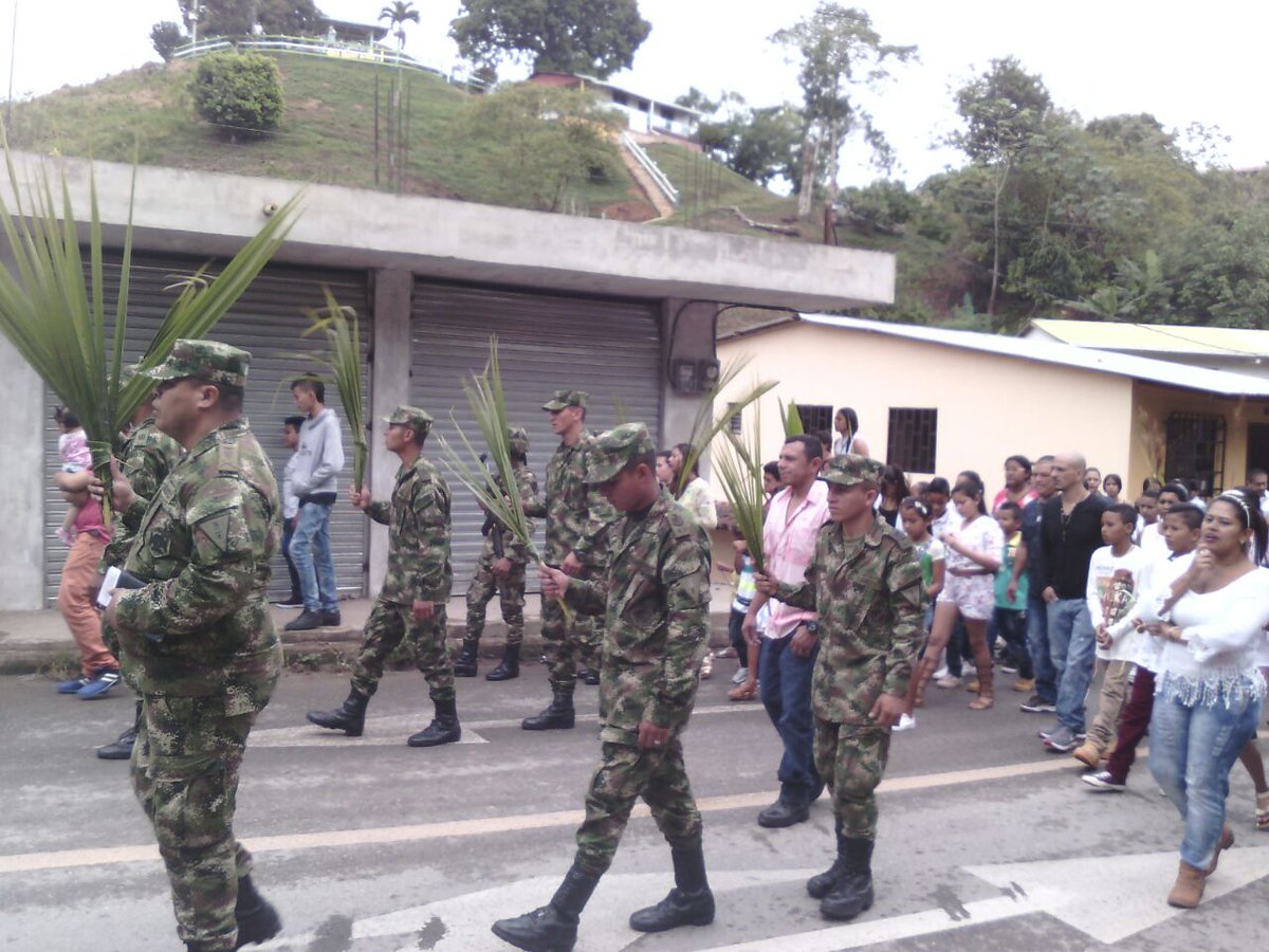 Ejercito_Div7's tweet photo. #Baeev8 #Brigada14 acompaña a comunidad de #Segovia #Antioquia en ceremonias tradicionales de SemanaSanta #FeEnLaCausa https://t.co/3GJDUrtQoq