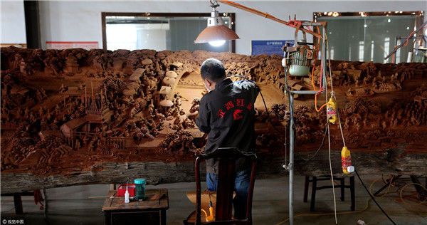 GoJiangsu's tweet photo. Craftsmen in #Nantong spend 7 yrs carving a detailed replica of Along the River during the Qingming Festival into a 18-meter-long tree trunk https://t.co/aPeF6ZYhcA