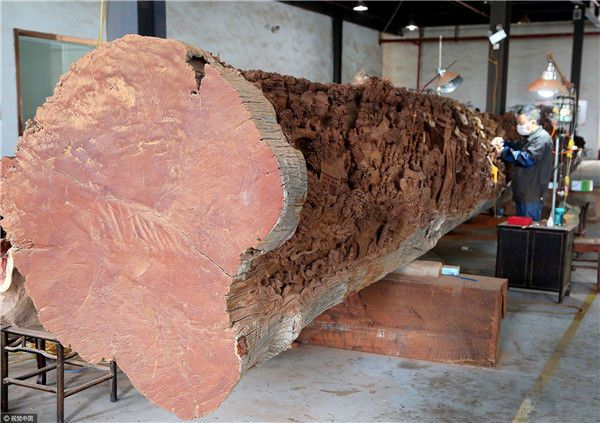 GoJiangsu's tweet photo. Craftsmen in #Nantong spend 7 yrs carving a detailed replica of Along the River during the Qingming Festival into a 18-meter-long tree trunk https://t.co/aPeF6ZYhcA