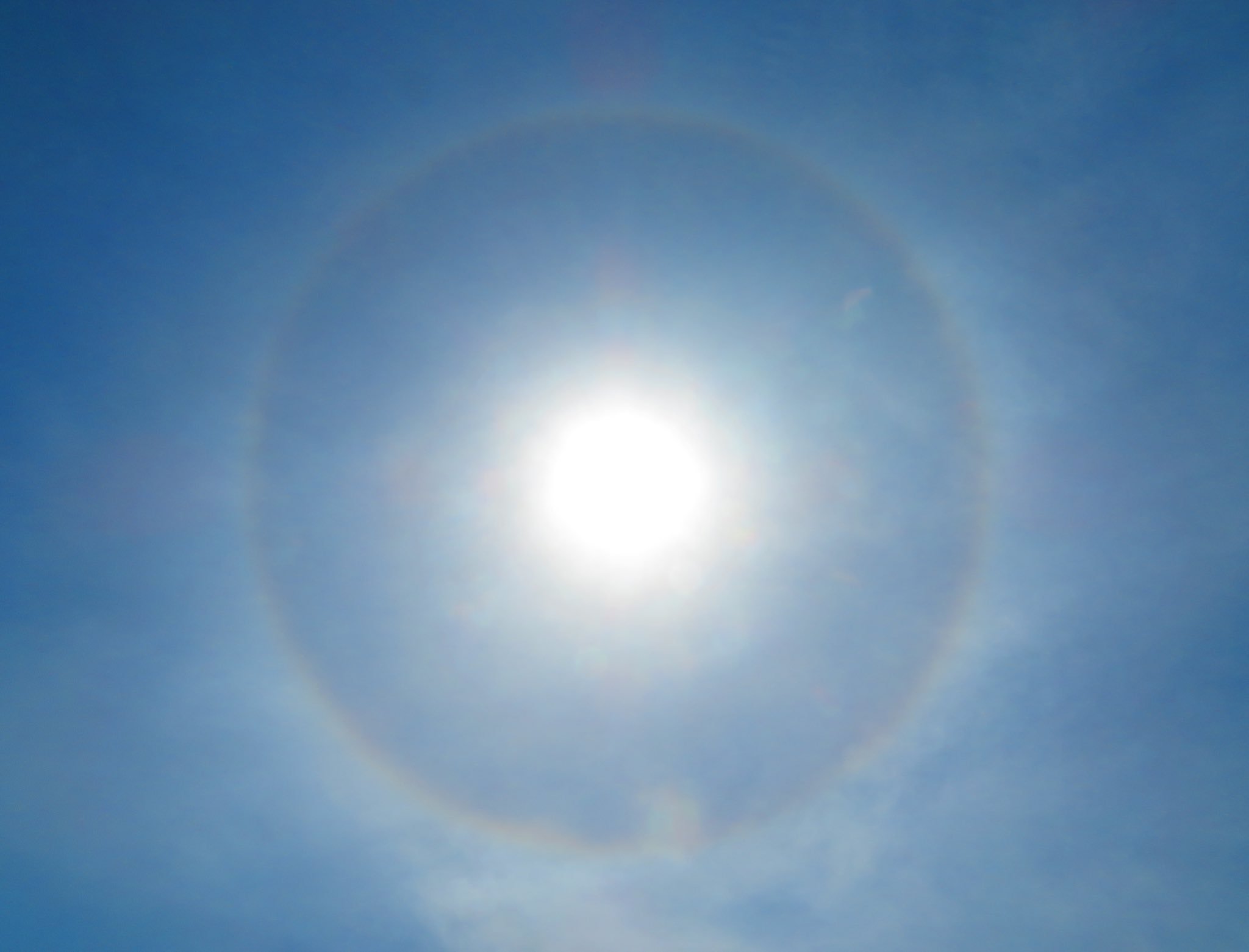 荒木健太郎 まんまるの虹色のハロ 太陽に光の輪がかかると雨 と古くから言われるように 西から天気は下り坂 ハロは温帯低気圧の進行方向に現れる巻層雲で発生しやすく このあと関東でも雲が厚みを増していって天気も崩れます 明日11日後半は荒天の