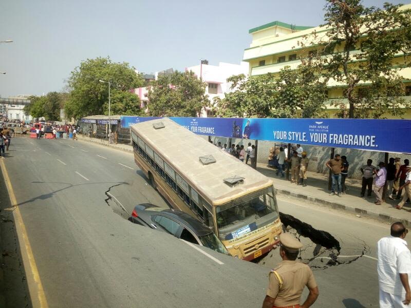 Chennai road caves in; bus, car plunge into crater toi.in/UXtBHZ via <a href="/TOIChennai/">TOIChennai</a>