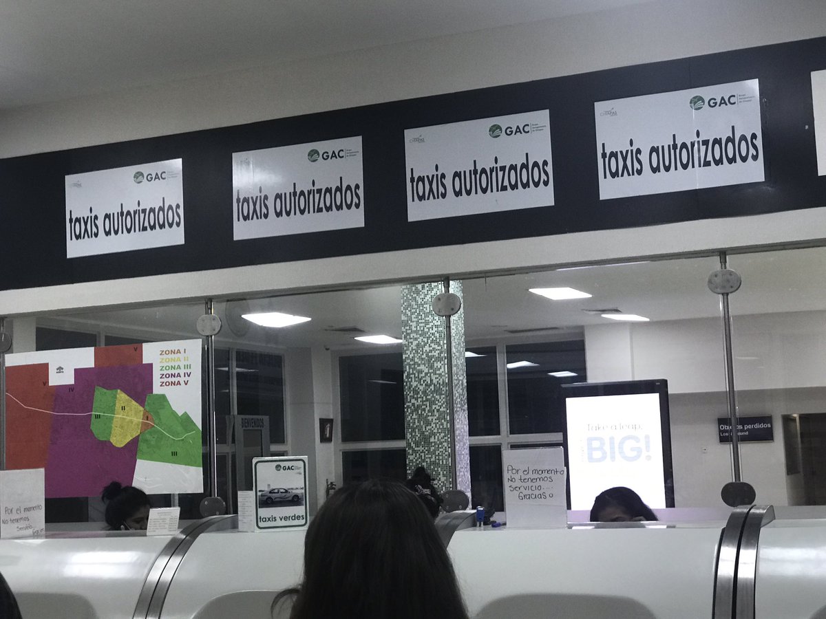 jorgebeto's tweet photo. Ahí están los letreros de que no hay servicio y seguimos esperando las 3 señoritas en sus tel, #UberYa @Uber_MEX #TuxtlaGutierrez #Chiapas https://t.co/KReimb5Zdo
