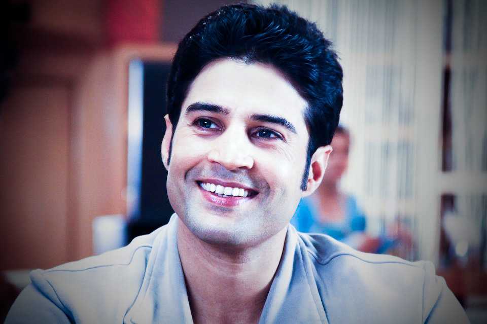 RKzFandom's tweet photo. Oh this killer smile!!!! 😍😍😍
First crush or your 'happy factor' for life❤️ Whats your pick as a Rajeevian? https://t.co/p05FQ22LPs