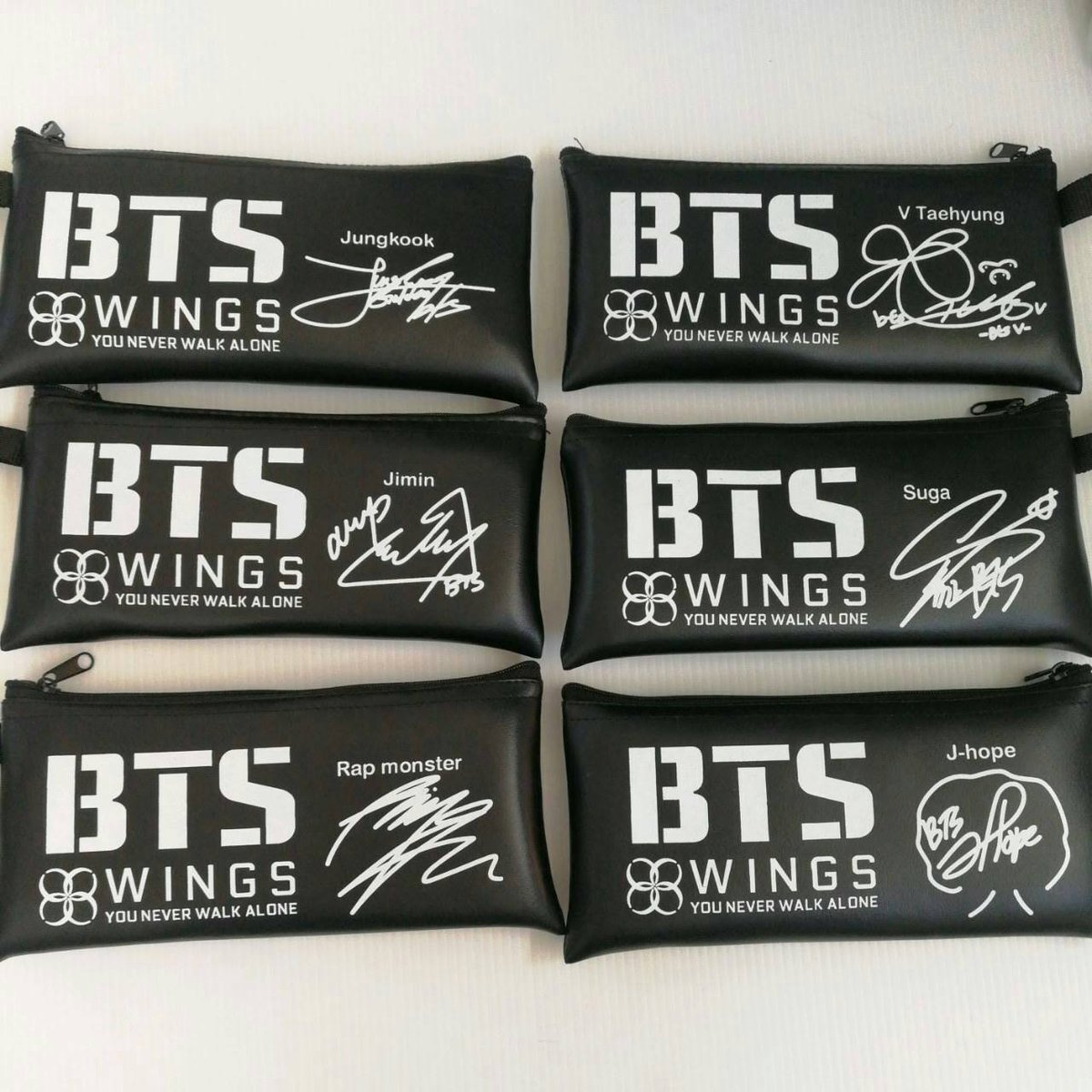 JD_SHOP's tweet photo. กระเป๋าดินสอหนัง BTS Wings ลายเซ็นรวมและแยกเมน ราคา 150 บาท (40/60)
#ตลาดนัดรถไฟบังทัน #ตลาดนัดอากาเซ https://t.co/O8ZCMenfIk