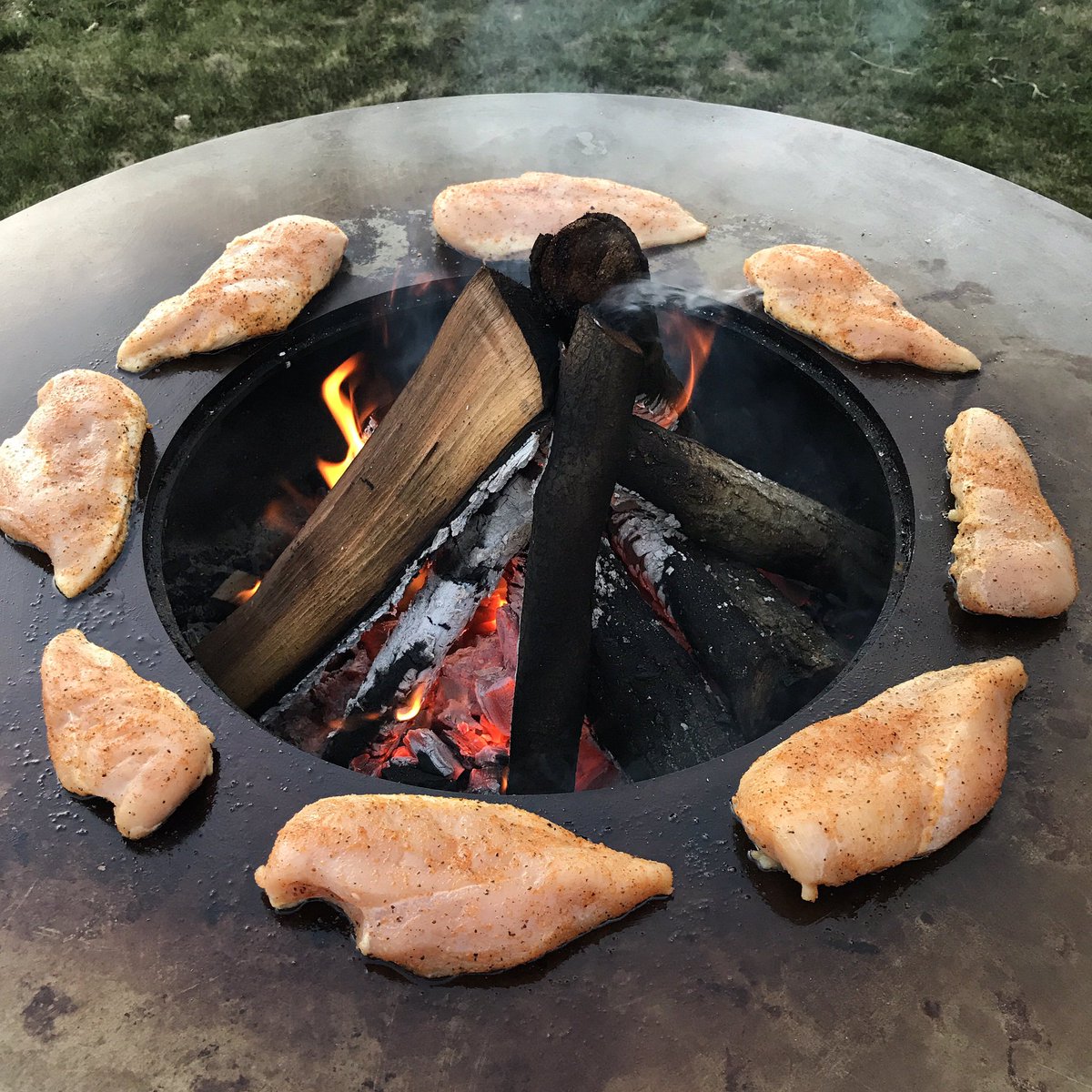 Throwing down some <a href="/MeatChurch/">Meat Church ™</a> #DiaDeLaFajita seasoned chicken on my <a href="/Arteflame/">Arteflame</a>