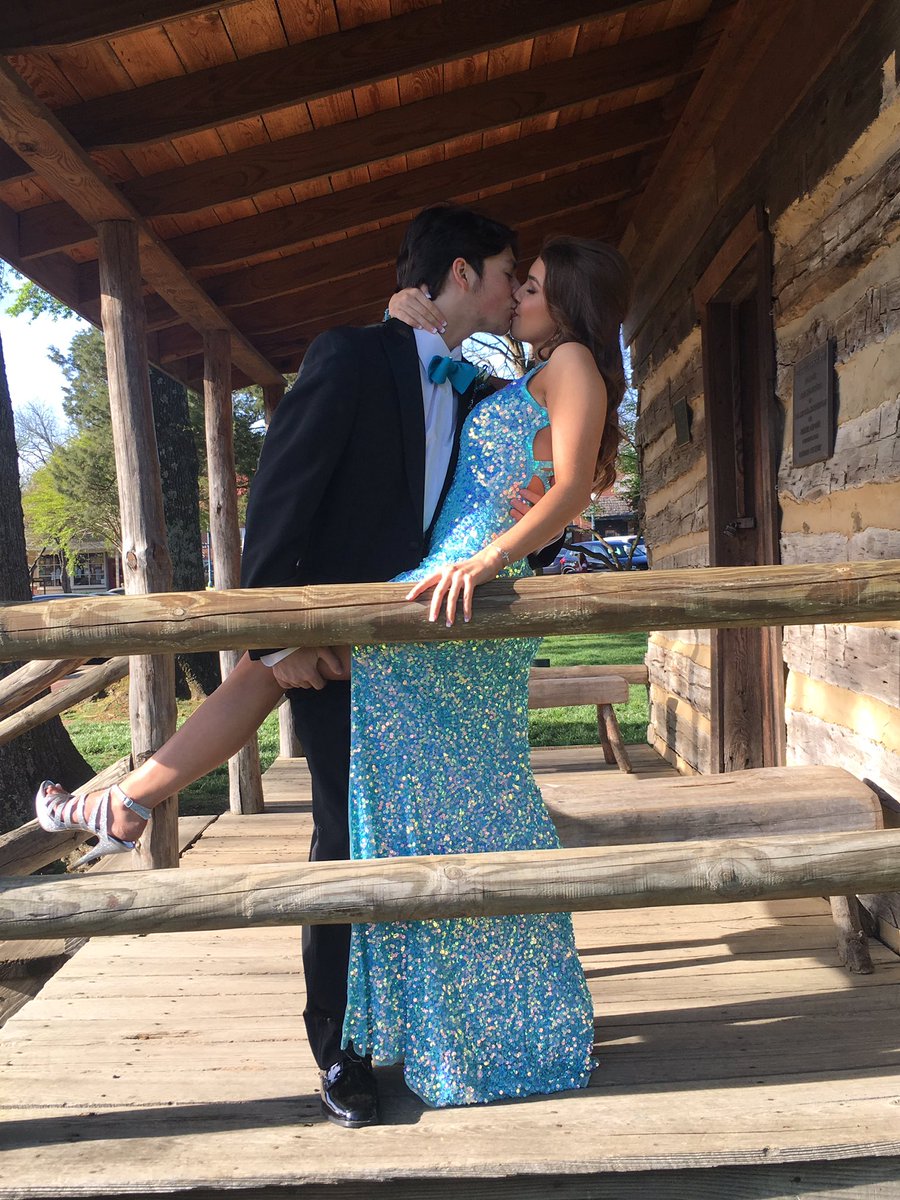 b_rainb's tweet photo. The way we look at each other is something special. I'm in love with my best friend💎 https://t.co/fNdsMJFDnx