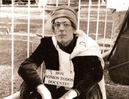 El flaco Spinetta "usurpando espacio público."