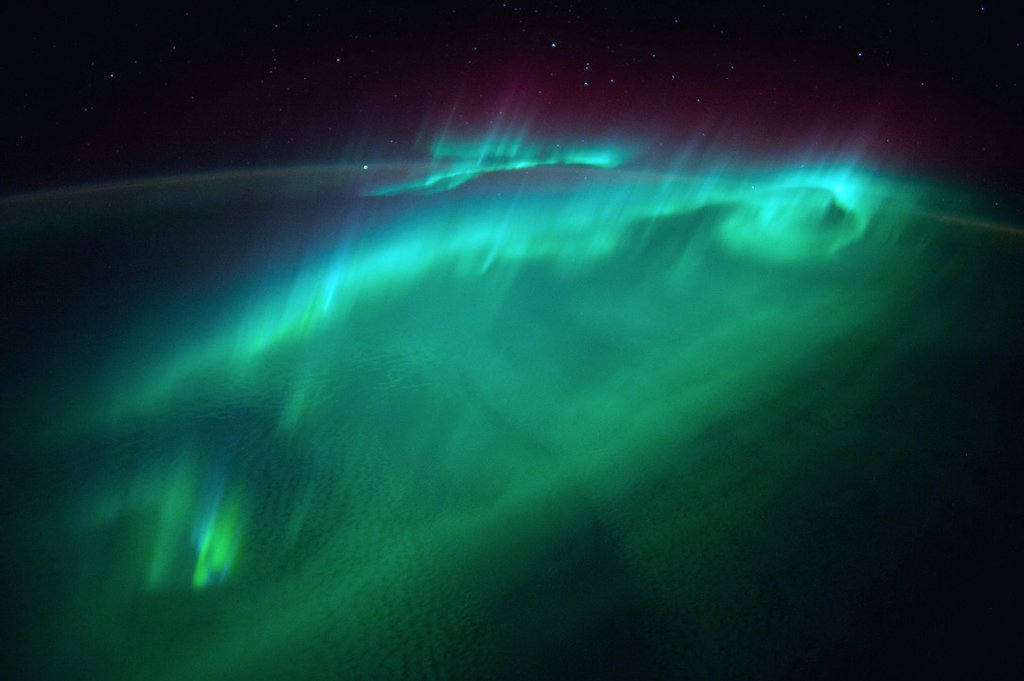 maximaxoo's tweet photo. #Space: the breathtaking beauty of an #aurora seen from orbit. #GoodMorning! https://t.co/NXu1roUZuM via @sagansense https://t.co/UV4wnBjlpJ