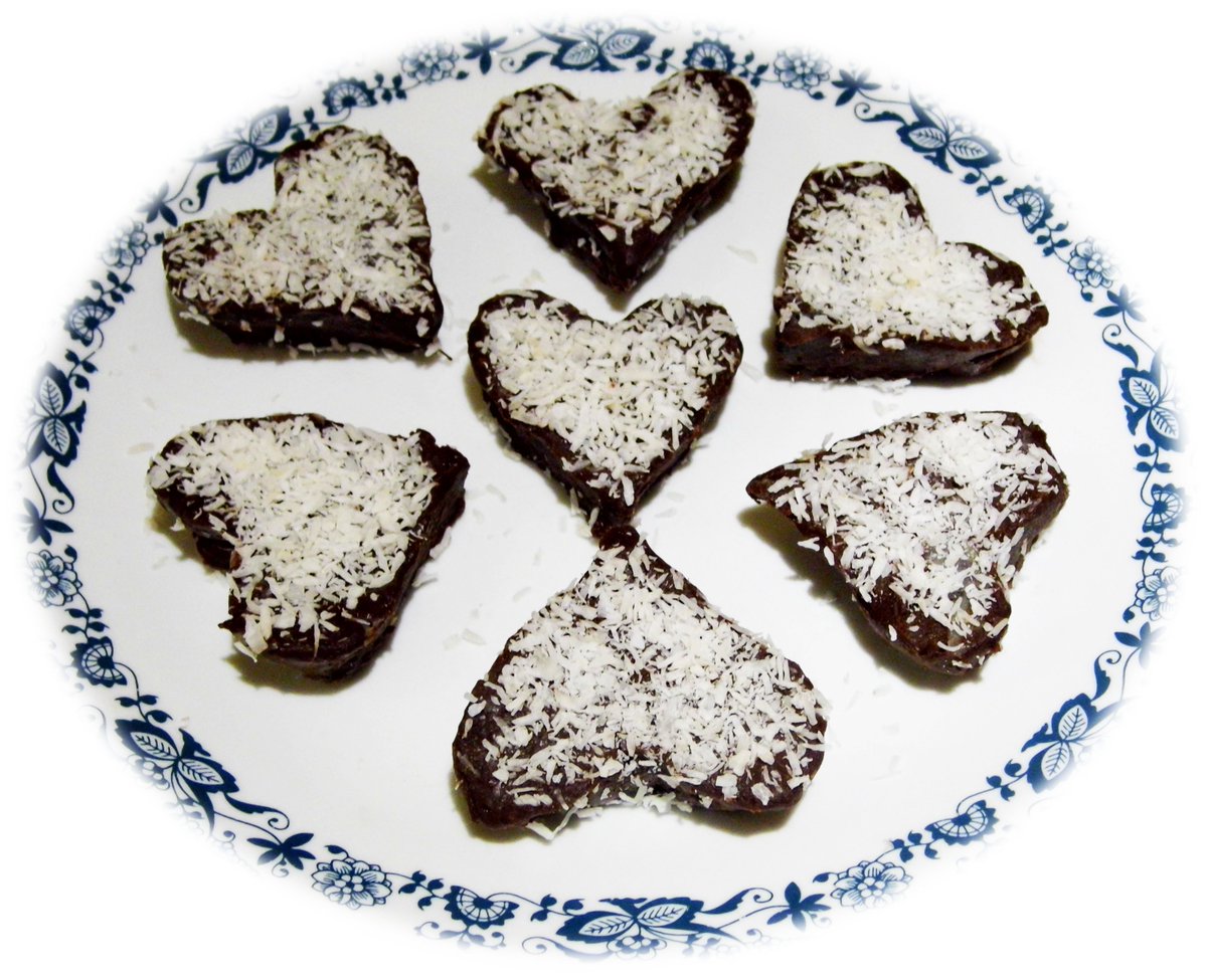 LyraStarP3's tweet photo. sweet dreams you all.  Here are some fudge hearts from https://t.co/Tq3eNN1vx9 @HerbaliciousSW @HerbaliciousU https://t.co/ovuY7yrzYd