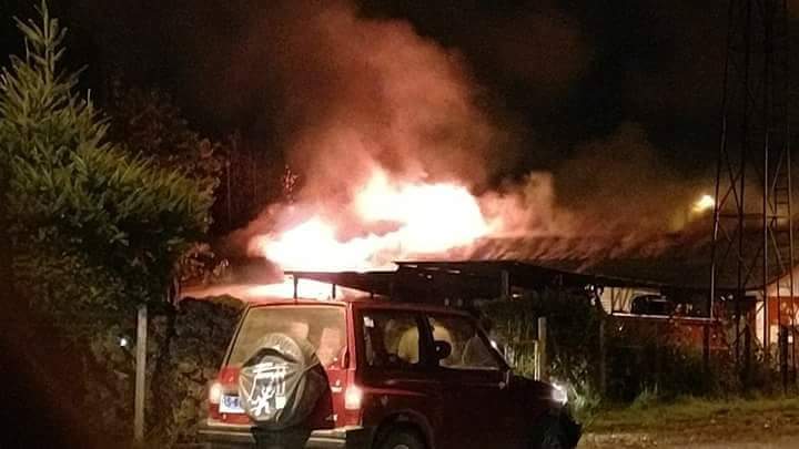 jaimecamiloAIL's tweet photo. #coñaripe, incendio en cuartel de #bomberos ya está controlado. Se desconoce las pérdidas #Bomberos de #LicanRay y #Panguipulli apoyando https://t.co/78D3NhfXjt