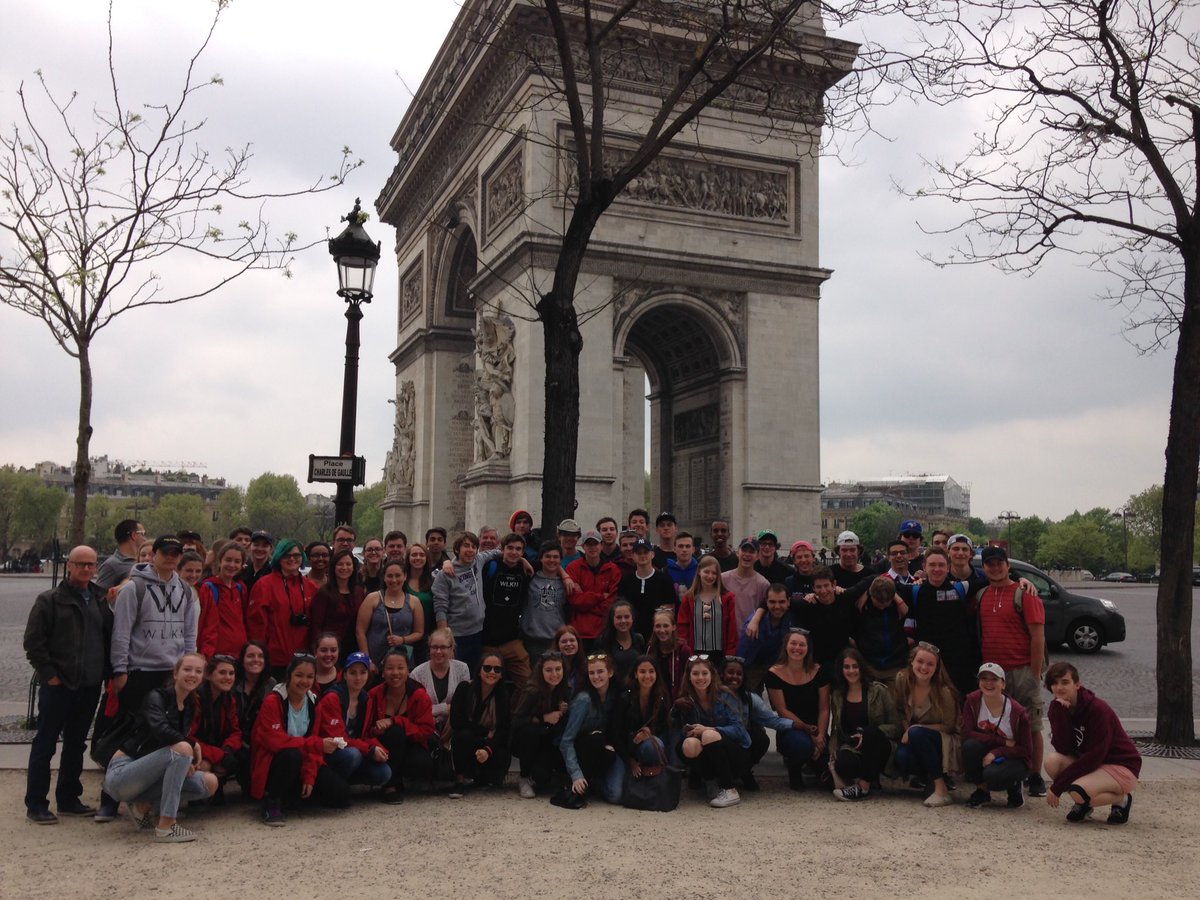 VIMY100_AHS's tweet photo. AHS 1st stop in #Paris #arcdetriomf @LaurMarotta https://t.co/uSpULvraS6
