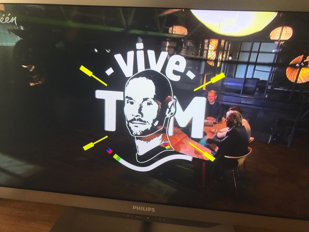 Horssels's tweet photo. Nog even kijken hoe het moet voor vanavond. 😜 #vivetom #WFLive https://t.co/spi1lDoLJ5