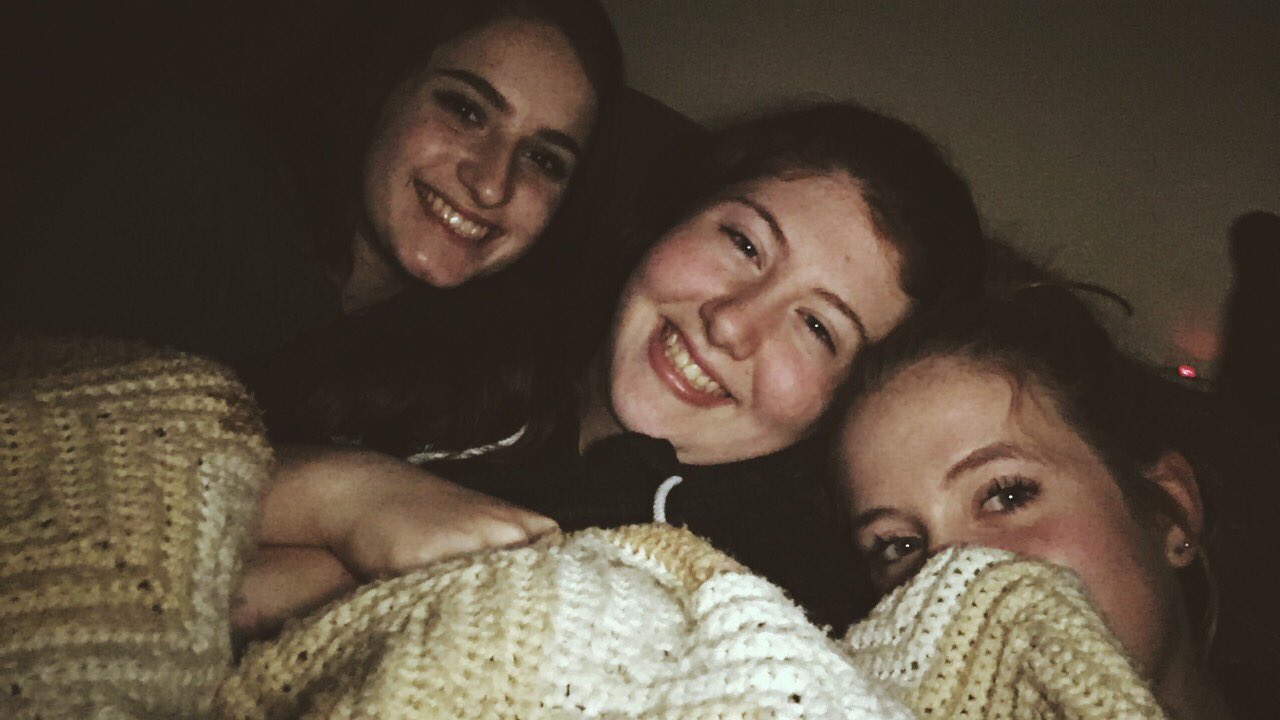 Happy 18th birthday to the girl who loves face masks, greasers, and anything involving rob lowe. ilysm T  