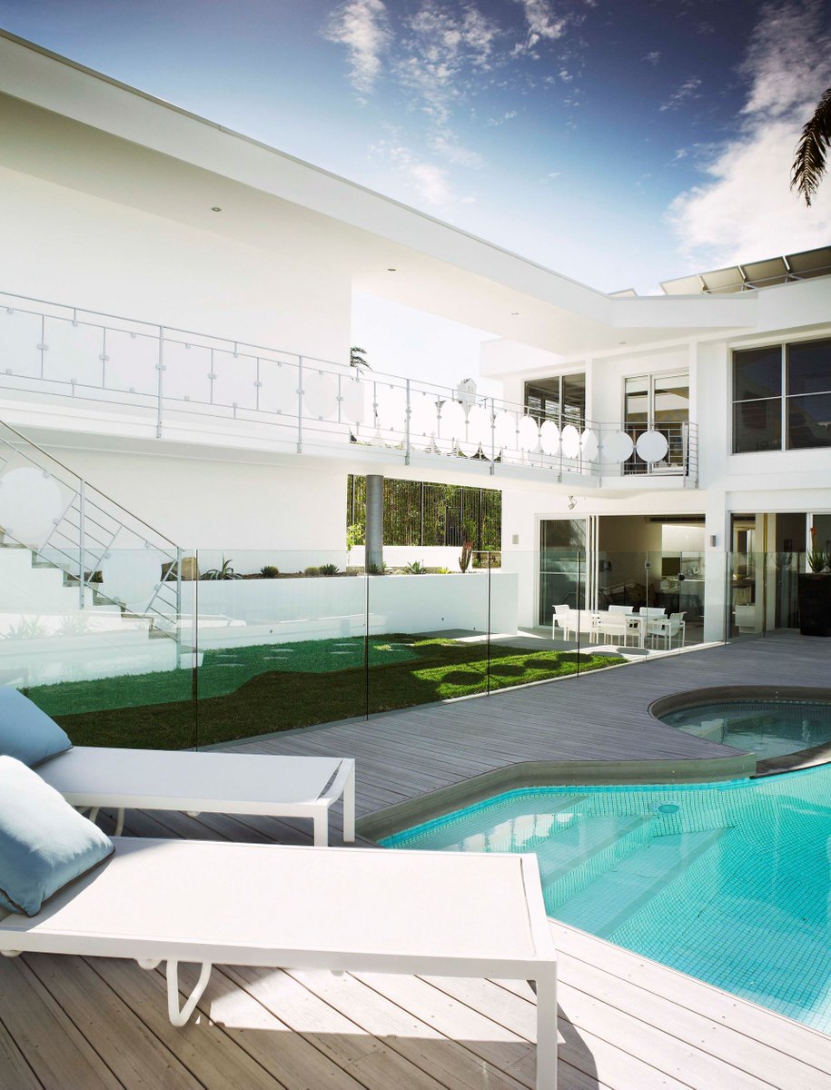 BelleMagazineAu's tweet photo. #modernist style shines in this duplex overhaul inspired by the  1968 Peter Sellers movie 'The Party ': https://t.co/IQMexqUqk9 https://t.co/Oz8tk1dXQ3