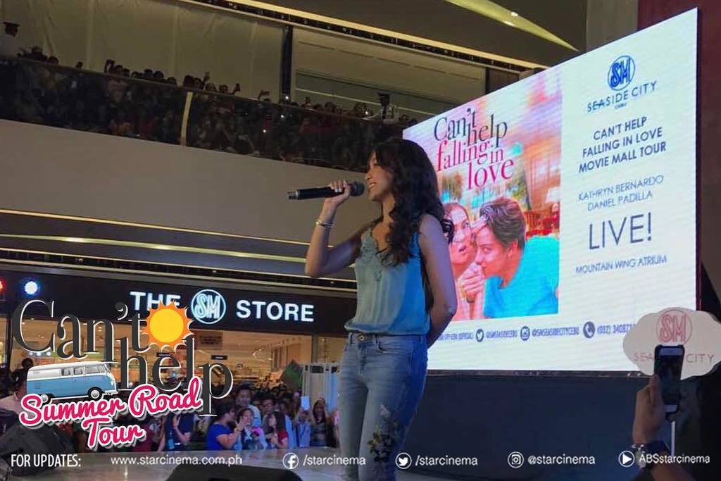 StarCinema's tweet photo. Kathryn Bernardo at SM Seaside Cebu! #MaayongPagabotGabAtDos #CHFILSummerRoadTourCebu https://t.co/ZDRrxEdxW8