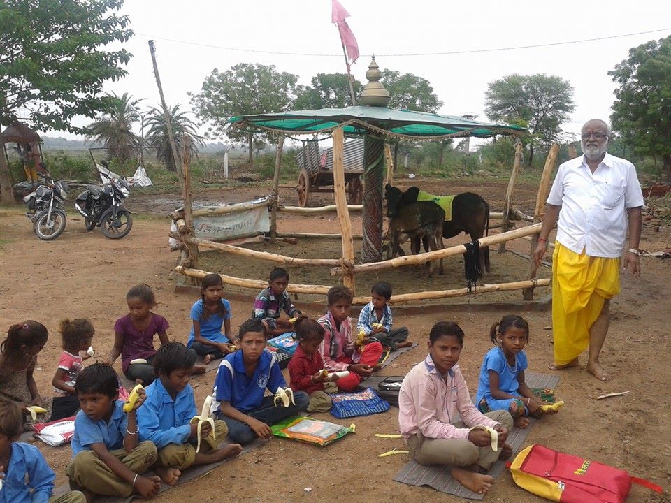shreha211985's tweet photo. छोटे छोटे बालको की गैया मैया..#GauGrass,#Gauvandan #GiveUpAMeal The best school,,,
@SriSamsthana @girishalva @AB_BJP @Kavita_M57 https://t.co/HKJpSbwQQk