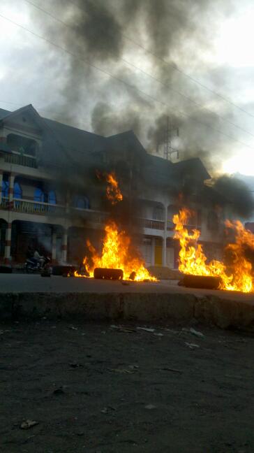FrancisTshipeng's tweet photo. En voulant saboter l'accord du 31 déc, #kabila scie l'arbre sur lequel il est assi,#Goma en ébullition ce matin. https://t.co/mz8tsEMtaQ