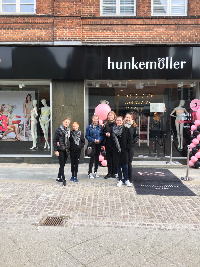 Costumers waiting for the opening in 2943🎀