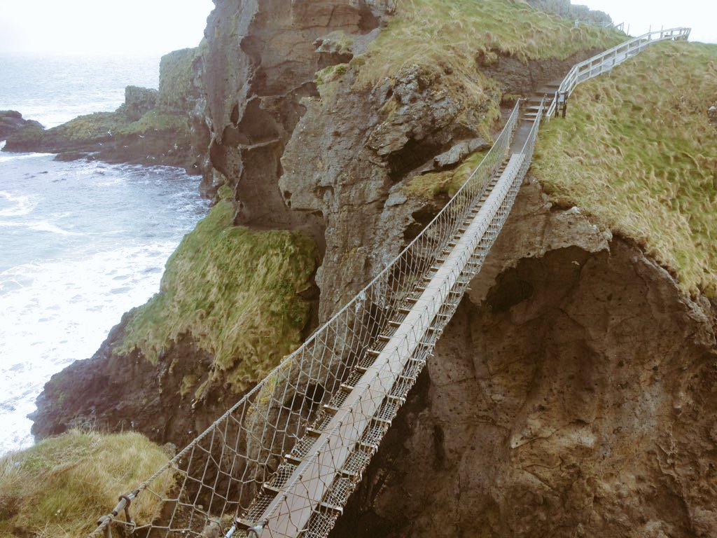 الجسر المعلق الأكثر إثارة في #ايرلندا_الشمالية 
انه جسر الحبل يربط البر الرئيسى بجزيرة
 صغيرة. ويمتد 20 مترا 

bbc.com/arabic/artandc…