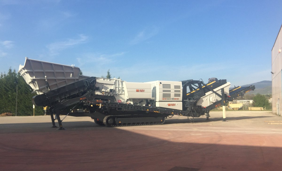 revsrl's tweet photo. REV jaw crusher with apron feeder and hanging screen GCS 98/S #quarry #construction #heavyequipment #heavymachinery #crushing https://t.co/KADNfovtDn