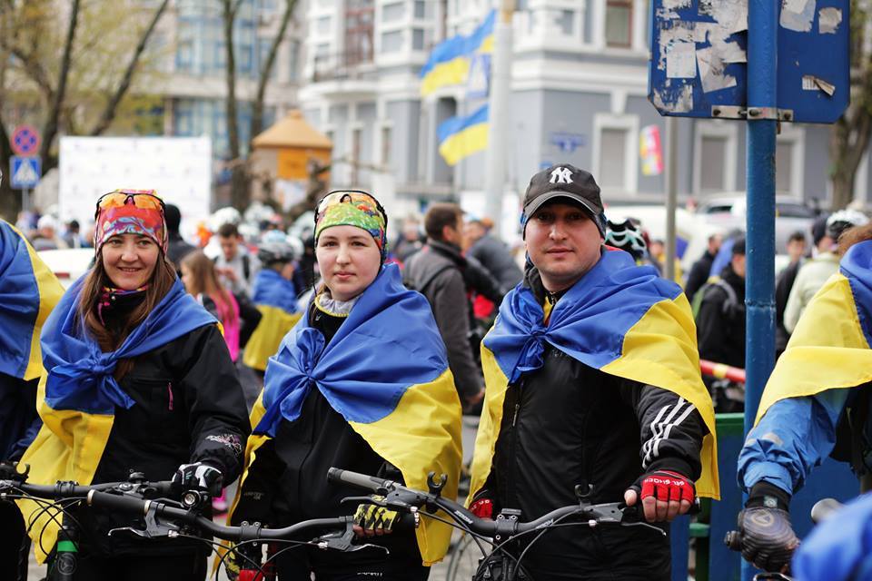 da_odesa's tweet photo. У суботу Одеська Велосотка вже традиційно стала жовто-блакитною завдяки нашим прапорам. Дякуємо @molodDAod, "Експедиція" та компанії "TIS". https://t.co/sfqyMjVDph