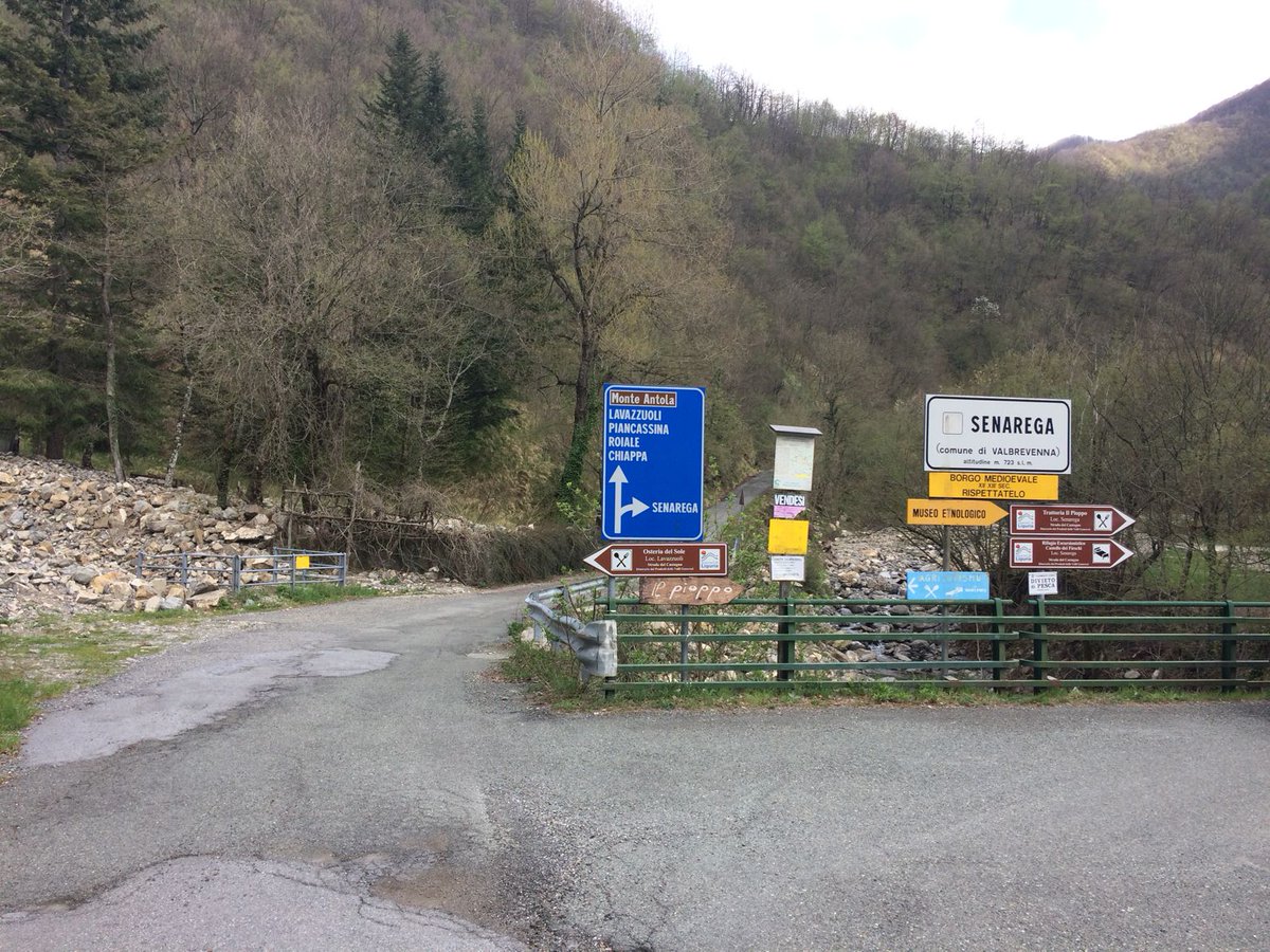Galgenovese's tweet photo. La #Castagna avanza! Ecco i cartelli della #StradadelCastagno nel Comune di #Valbrevenna!
#lamialiguria  #workinprogress #entroterra https://t.co/u1XrdIO7Ud