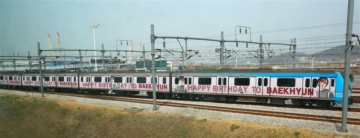 AirportExpress_'s tweet photo. #공항철도 에 #엑소_백현 이 떴다?엑소 팬클럽에서 백현의 생일(5월 6일)을 맞아 축하 메세지를 담는 내용으로 열차 랩핑을 5월 6일까지 진행하는데요~공항철도를 타기 전에 열차외부를 한번 눈여겨볼까요?^^<https://t.co/5ci5yYIO10> https://t.co/QCitS0fTZG