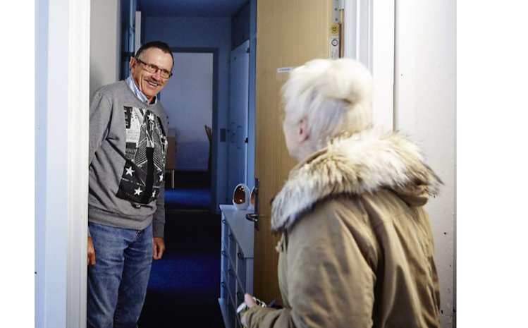 Naboambassadører, der byder nye beboere velkommen, styrker naboskabet i fem udsatte boligområder bit.ly/2oQJuHH <a href="/almeneboliger/">BL - Danmarks Almene Boliger</a>