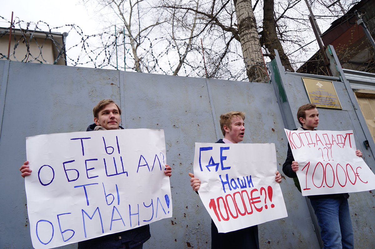 Откуда появился навальный. Навальнята с плакатами. Смешные плакаты на митингах. Митинг с плакатами. Навальный прикол митинги.