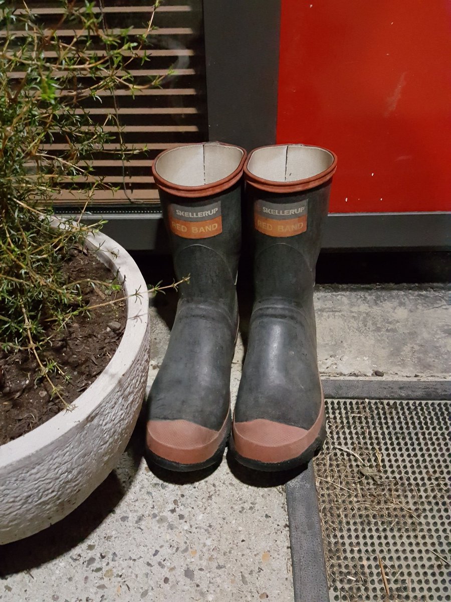 #JohnClarke RIP original Kiwi funny man 😢
#PutOutYourGumboots